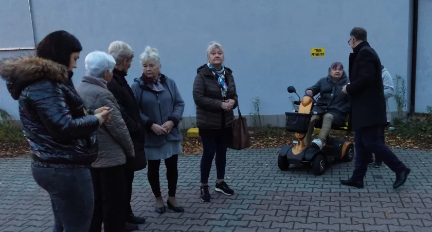 [WIDEO] Mieszkańcy ulicy Chopina zbierali podpisy. Skoro mamy już gaz, czas na asfalt z prawdziwego zdarzenia. Prezydent obiecał