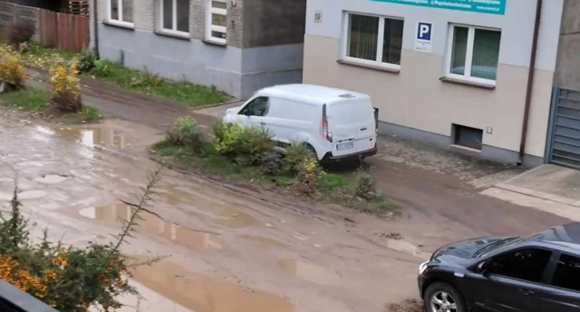 Mieszkaniec ulicy Piłsudskiego: - Kierowcy jeżdżą po chodniku. Mało tego, niektórzy krzyczą na pieszych, żeby schodzili im z drogi 