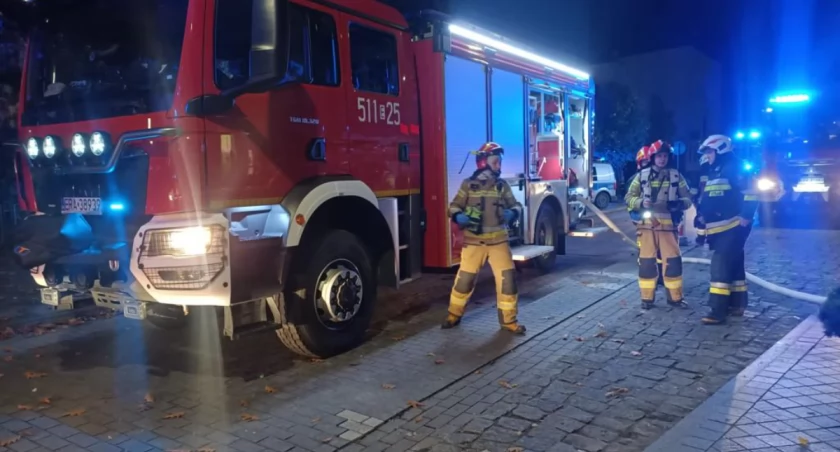Pożar w mieszkaniu na pierwszym piętrze kamienicy na placu 3 Maja. Poszkodowany 63-latek
