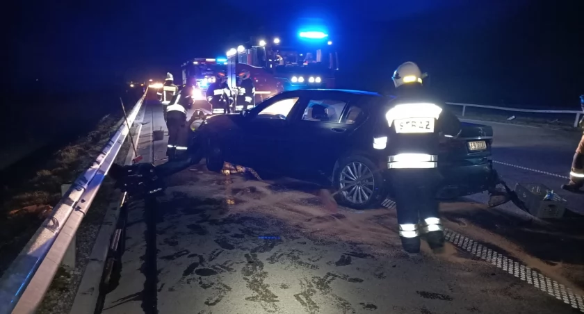 Autostrada A1, węzeł Radomsko. Samochód osobowy uderzył w bariery energochłonne 