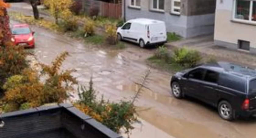 Remont Piłsudskiego. Piesi: Kierowcy jeżdżą po chodniku. Kierowcy: A jak mamy jeździć, kiedy inaczej się nie da?