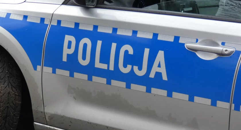 Kolizja w Strzelcach Małych w gminie Masłowice. 24-letni kierowca ciągnika wyjechał na drogę wprost przed mercedesa