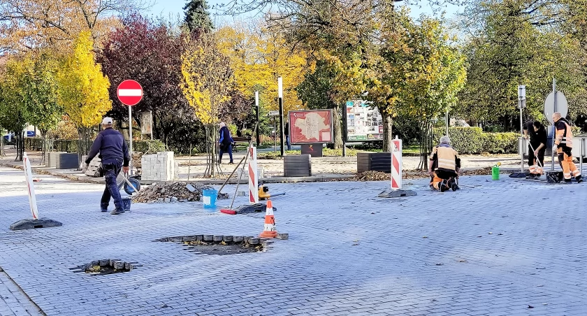 Remont Reymonta. Archeolodzy już skończyli, teraz swoje robi firma, która wygrała przetarg. A nieco dalej trwa wymiana granitowej kostki