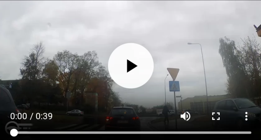 [WIDEO] Przejście na ulicy Brzeźnickiej. Ubrany w ciemne ubrania mężczyzna wchodzi na pasy. Kierowca samochodu wciska hamulec 