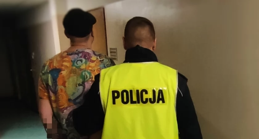 29-latek był poszukiwany listem gończym. Policjantom przedstawił się jako swój brat, ale na zdjęciu zobaczyli inną osobę