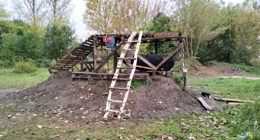 Spot Zgredy, na nim Ufoludy. Młodzi sami sobie ten dirt park zbudowali