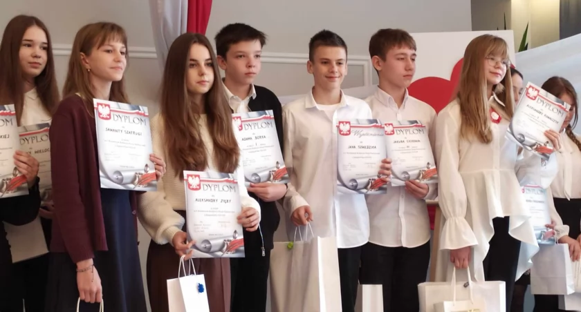 V Powiatowy Konkurs Poezji Patriotycznej w Kodrębie. W Gminnym Ośrodku Kultury uczniowie recytowali wiersze
