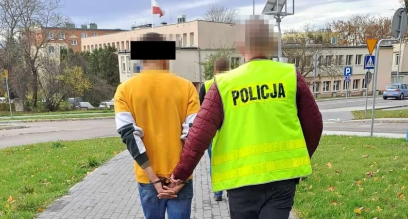 [WIDEO] 42-latek przewoził marihuanę w słoikach. Z „towarem” wpadł podczas przypadkowej kontroli. Został aresztowany