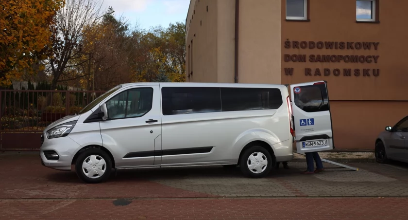 Nowy samochód trafił do MOPS-u. Koszt zakupu wynosił 264 tys. 450 zł, z czego 135 tys. zł dofinansował PFRON
