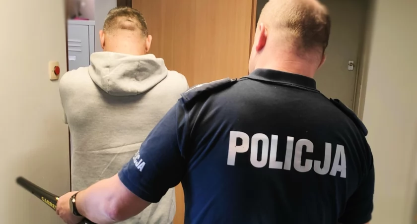 Pijany 44-latek bez prawa jazdy za kierownicą volkswagena. W jego domu znaleziono metaamfetaminę