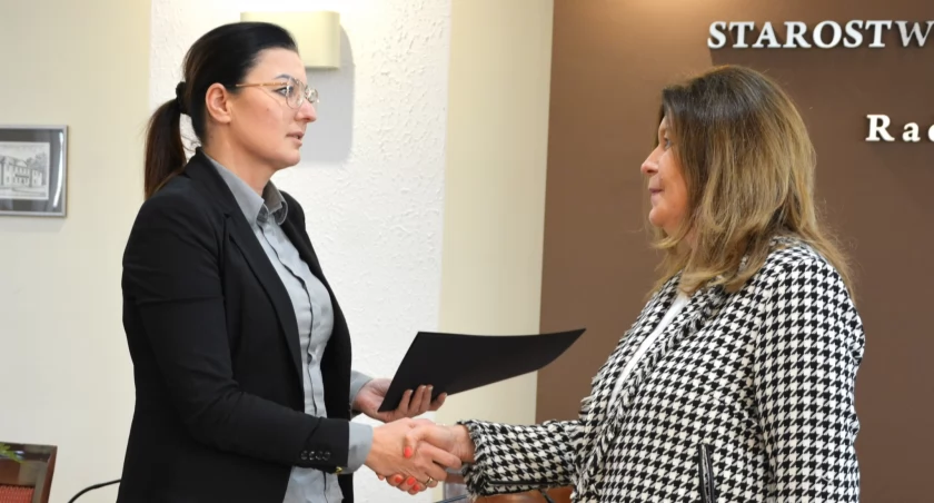 Pamiętacie akcję Murem za dyrektor Ewą Grodzicką? Starosta Beata Pokora właśnie powierzyła jej obowiązki na kolejne pięć lat
