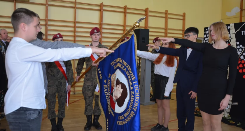 Uroczyste ślubowanie uczniów pierwszych klas w Zespole Szkół Drzewnych i Ochrony Środowiska