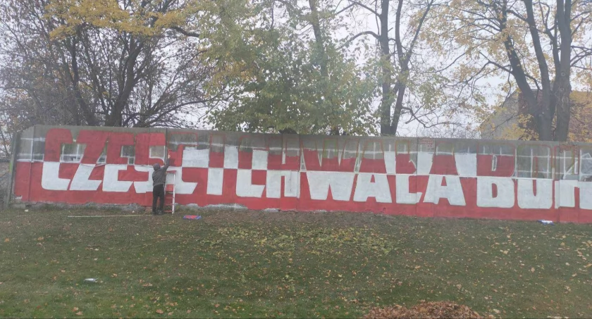 Ultrasi RKS Radomsko malują mural na boisku przy ulicy Kościuszki. Z okazji 11 Listopada 