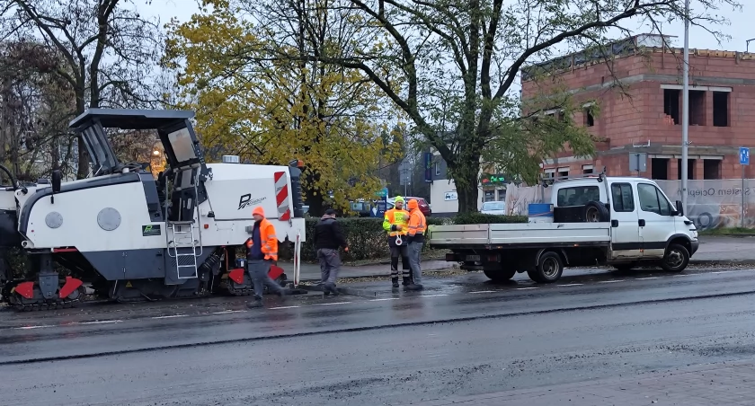 Remont Piastowskiej. Połowa jezdni sfrezowana. W czasie prac obowiązuje ruch wahadłowy