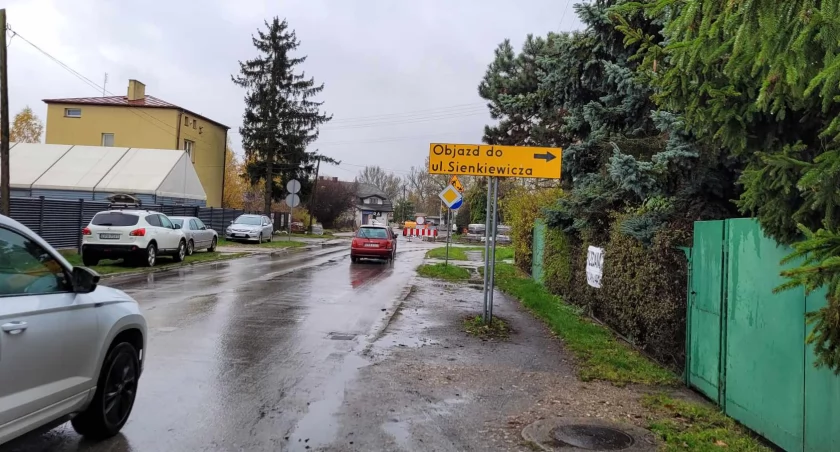 [ZDJĘCIA:] Sprzedawca: Nasi klienci mają problem z dojazdem, parkowaniem. Ciężko jest, a remont ma potrwać do grudnia. Dla nas to dramat!