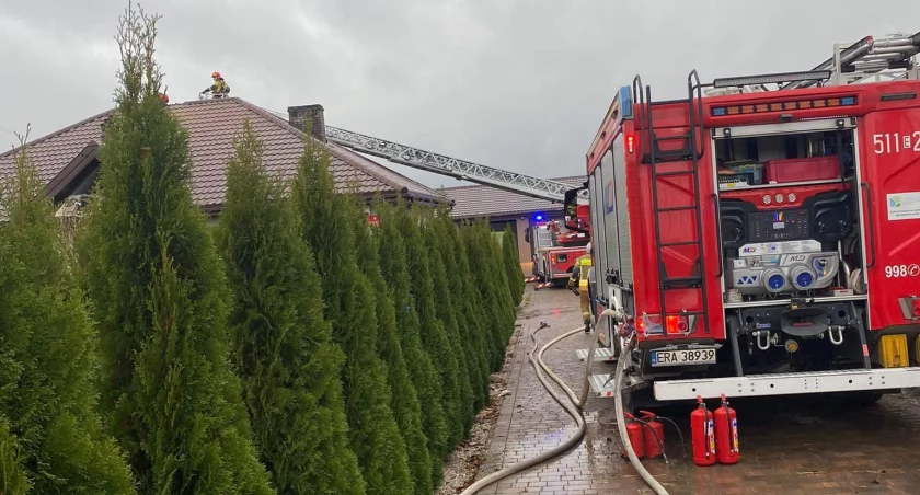 Sześć zastępów straży gasiło pożar poddasza domu w Łagiewnikach. Straty oszacowano na około 100 tys. zł