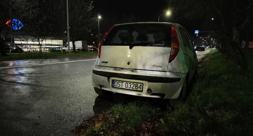 Rzeczniczka starostwa odpowiada mieszkańcom: Niepokoi was samochód zaparkowany przy Piastowskiej? Dzwońcie na policję