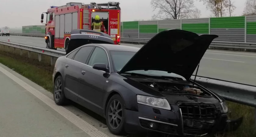 24-latek zasnął za kierownicą. Stracił panowanie nad audi, które uderzyło w bariery energochłonne