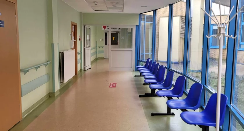 Czytelnik: Mam stan zapalny kolana. Na skierowaniu mam tryb pilny wizyty u ortopedy. Przychodnia: zależy panu na krótkim terminie? Proszę pójść prywatnie