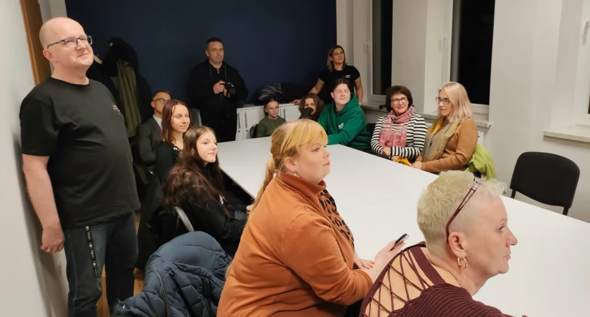 Organizator największych w Polsce Wigilii oraz Śniadań Wielkanocnych, Fundacja Wolne Miejsce Mikołaja Rykowskiego poszerza swój zasięg o Radomsko