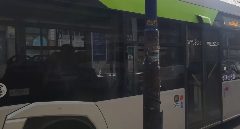 Radomszczanka: Te przystanki na Jagiellońskiej nie wiadomo kiedy będą, a ludzie marzną. Urząd Miasta: Montaż w piątek