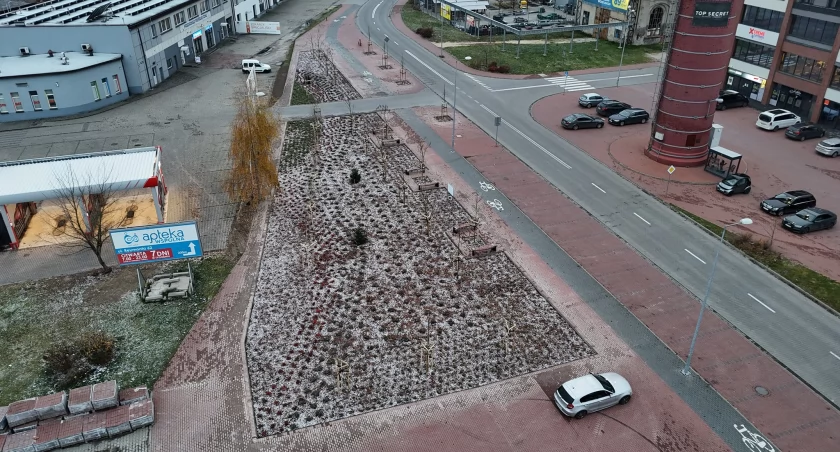 Skwer przy kominie Metalurgii gotowy. Urząd zapowiadał odbetonowanie fragmentu parkingu galerii Radomsko. Na razie jest kilka cienkich drzewek