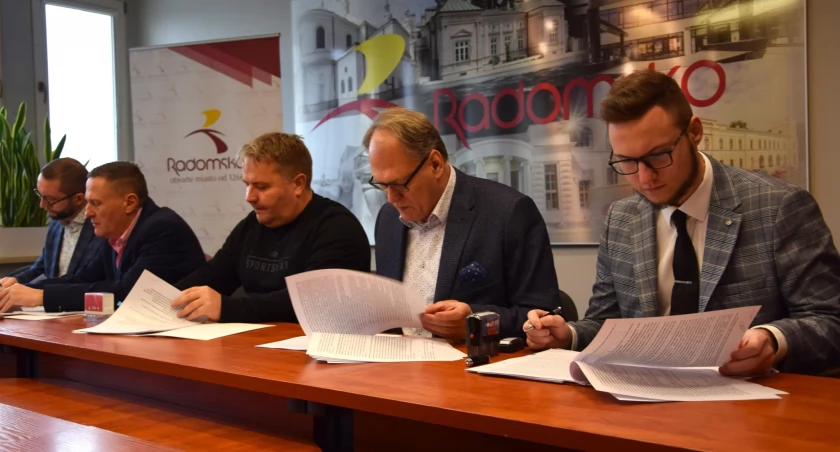 Prezydent podpisał umowy z wykonawcami na modernizację kolejnych dróg. Miasto na ten cel uzyskało 23 mln dofinansowania