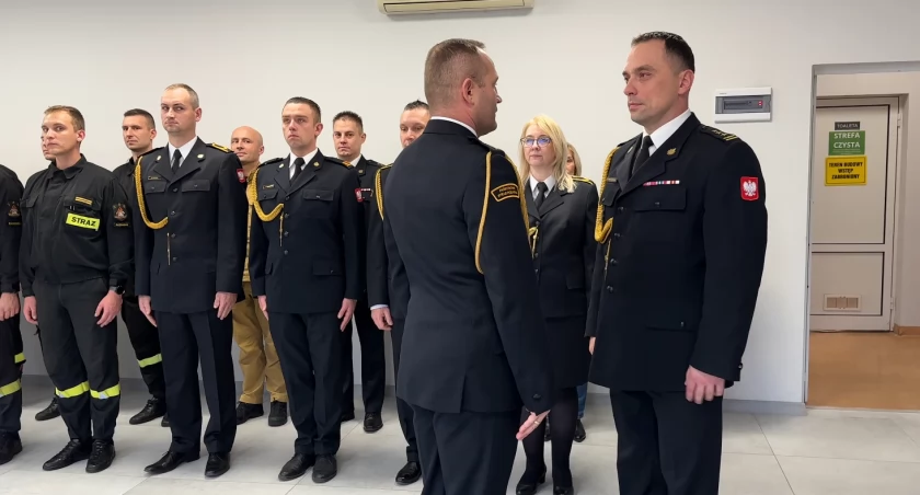 [WIDEO] Awanse radomszczańskich strażaków z okazji święta Odzyskania Niepodległości