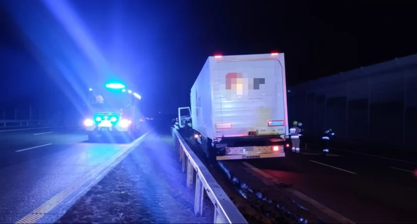 Autostrada A1. Kierowca ciężarówki jechał zbyt szybko. Uderzył w bariery energochłonne