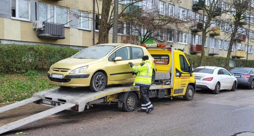 Mieszkańcy Piastowskiej, mam dla Was radę. Przepchnijcie fiata na chodnik na miejskiej ulicy. Zabiorą. Skoro starostwo nie potrafi