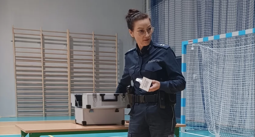 Aspirant Agnieszka Kropisz w szkole w Borzykowej. Mówiła o zagrożeniu, jakim są narkotyki i dopalacze