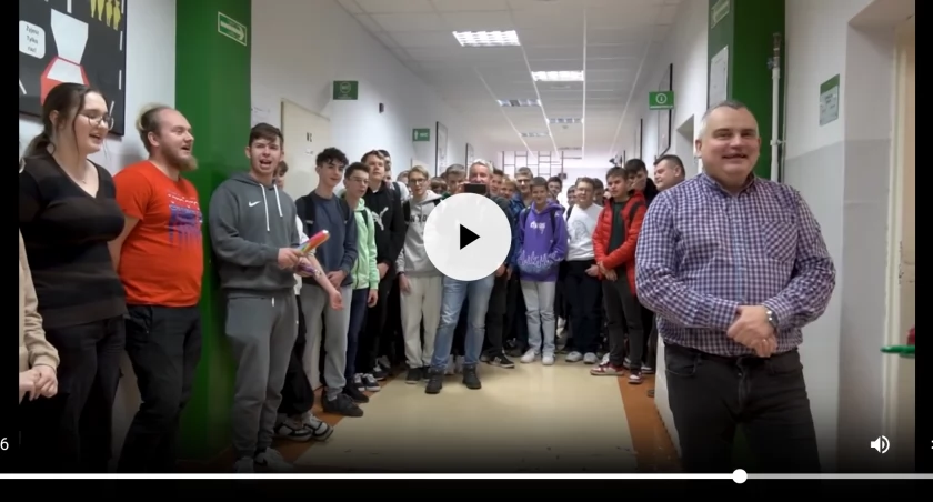 [WIDEO] Uczniowie Elektryka złożyli życzenia urodzinowe dyrektorowi szkoły. W bardzo efektowny sposób 
