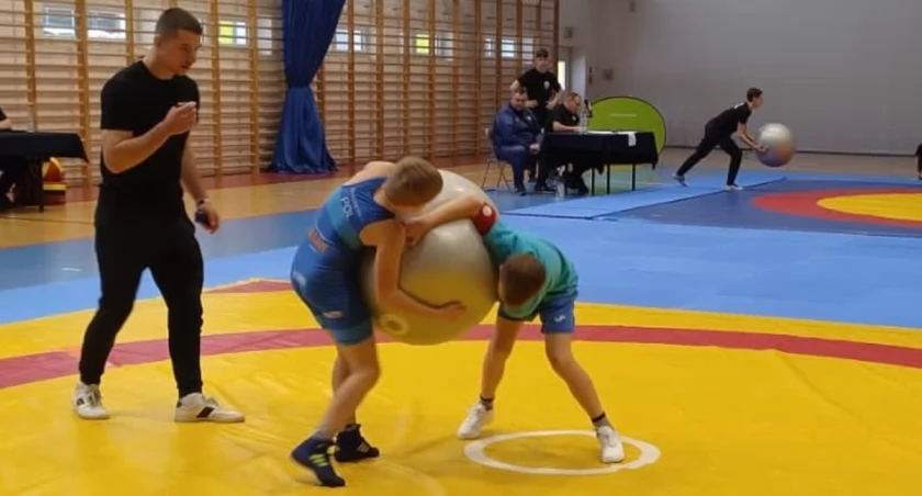 Pierwszy krok na macie. Zapaśniczy Klub Sportowy Radomsko zaprosił najmłodszych do Powiatowej Hali Sportowej
