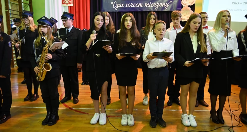 Jubileusz 60-lecia Zespołu Szkół Ponadpodstawowych w Kamieńsku. Była msza święta, a potem uroczysta akademia w szkole