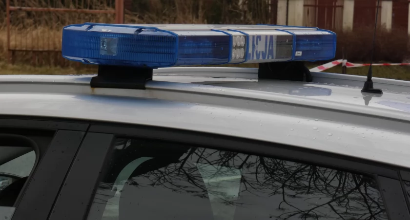 Policjanci zatrzymali do kontroli renault. Za kierownicą siedział 32-latek. Od razu poczuli od niego alkohol