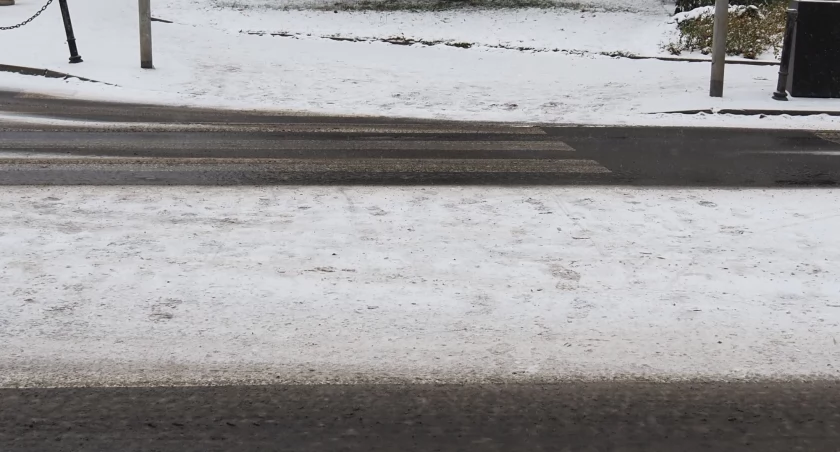 Radomsko miastem zasypanym, lekkie opady śniegu powodują, że miasto jest jeszcze bardziej nieprzejezdne