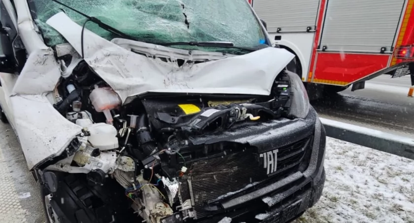 Autostrada A1. Zderzenie fiata ducato z ciężarową scanią. Kierowca busa najprawdopodobniej zasnął za kierownicą