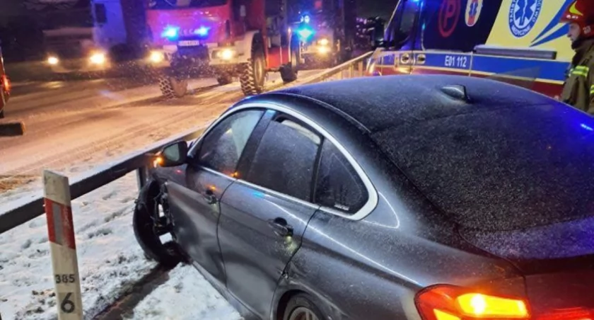Kolizja na autostradzie A1 na wysokości miejscowości Biała Góra. BMW uderzyło w bariery. Jechali nim obywatele Bangladeszu