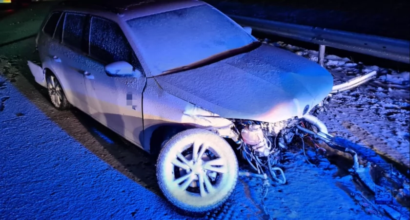 Kolizja na autostradzie A1. 32-latek kierujący skodą stracił panowanie i wjechał w bariery energochłonne