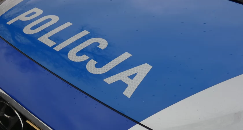 22-latek wszedł na przypadkowe podwórko i ukradł mercedesa. Nie odjechał daleko. Teraz grozi mu 5 lat odsiadki