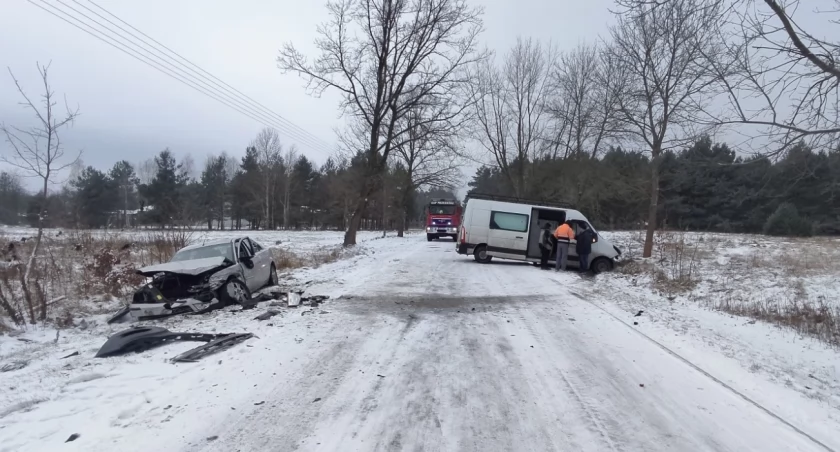 Piskorzeniec w gminie Przedbórz. Kierowca busa zderzył się z fordem. Do szpitala odwieziono 66-letniego mężczyznę