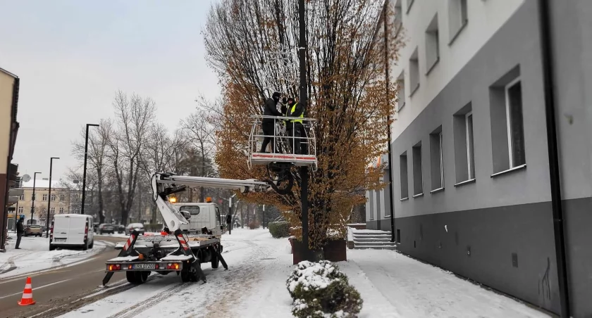 Miasto stroi się na święta. Wieczorem na ulicy Krakowskiej już rozbłyskują gwiazdy betlejemskie. Gdzie pojawią się kolejne? 