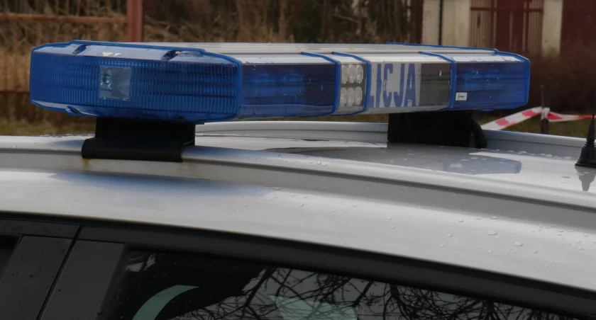 42-letni kierowca opla wjechał w pieszego, który przechodził przez jezdnię. 54-latka odwieziono do Szpitala Powiatowego
