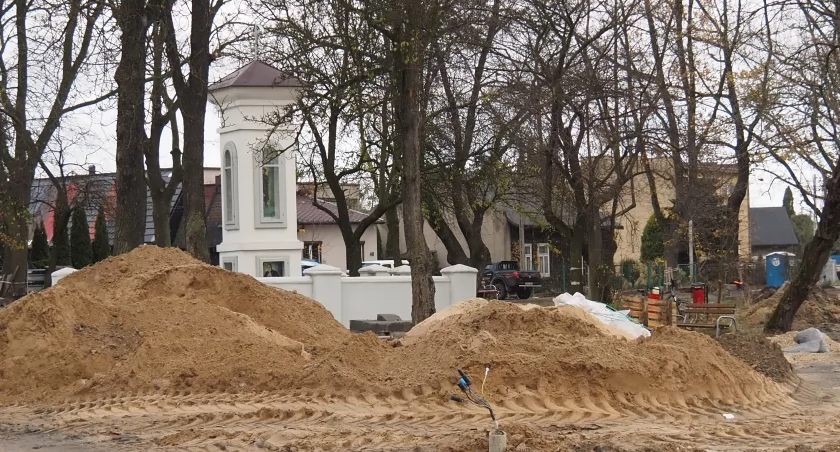 Czytelnik: Uwaga, teraz koło kapliczki jeździmy inaczej, nie na pamięć. Wielu kierowców wjeżdża w jednokierunkową