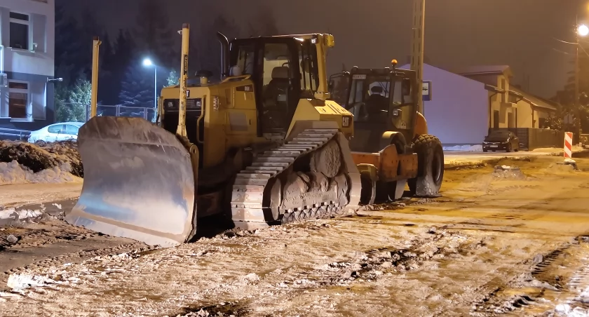 Mieszkaniec Piłsudskiego: Robotników nie widać, zostawili po sobie krajobraz księżycowy. Starostwo: To chwilowy przestój, bo...