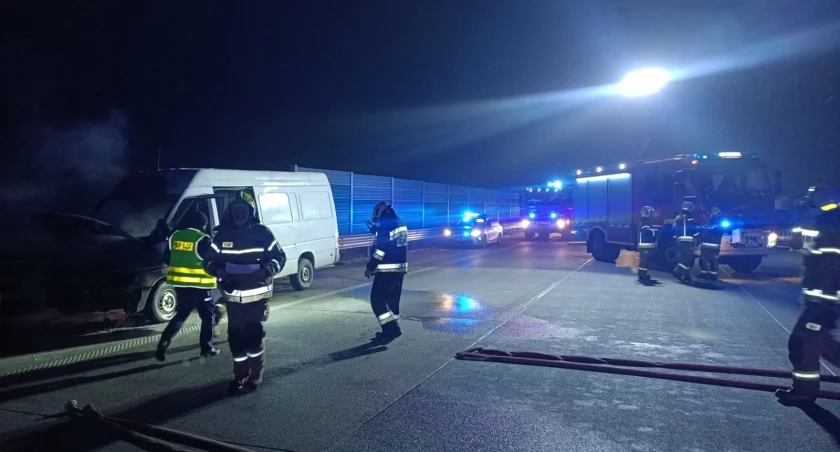 Na autostradzie A1 zapalił się bus. Dyżurny wysłał na miejsce cztery jednostki straży pożarnej