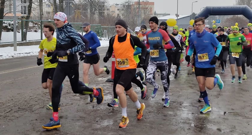 [ZDJĘCIA] Prawie 180 biegaczy i prawie 30 kijkarzy na starcie kolejnej edycji Szansy na 5, biegu propagującego zdrowy styl życia