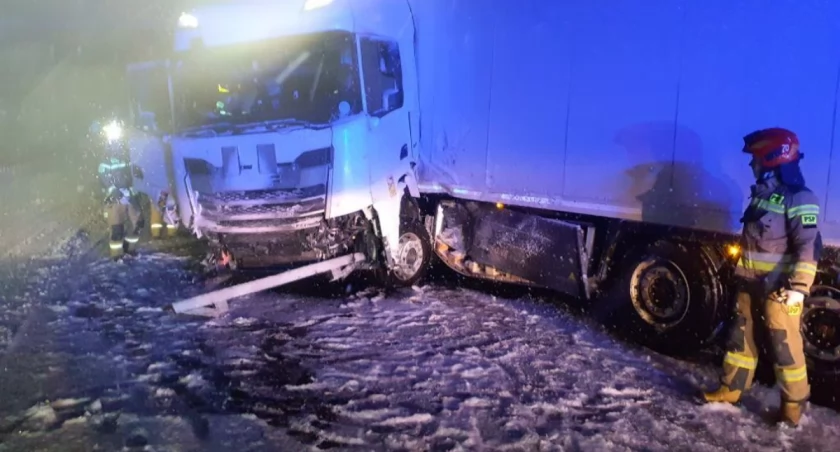 Autostrada A1, Brodowe w gminie Ładzice. Ciężarówka uderzyła w bariery energochłonne. Dwa pasy zablokowane