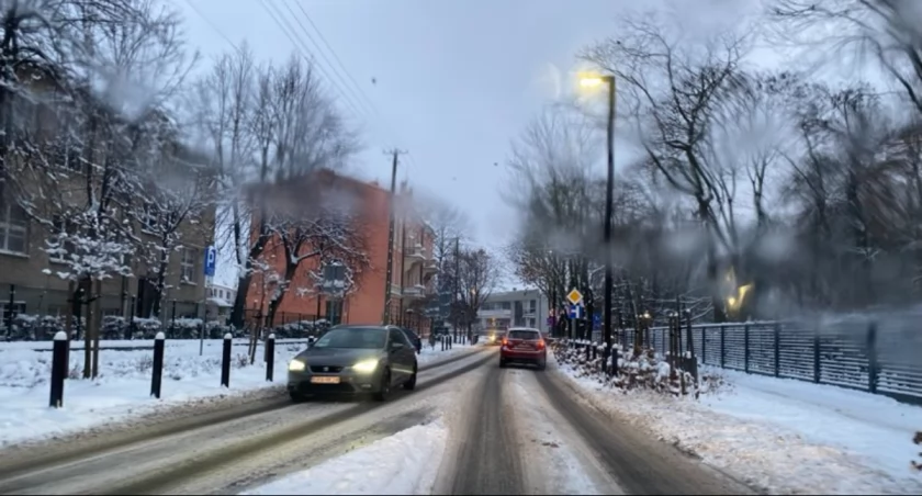 Czytelnik: Wszystkie drogi w mieście białe, nie widziałem żadnego pługu. Ale nie odśnież chodnika, to dostaniesz mandat