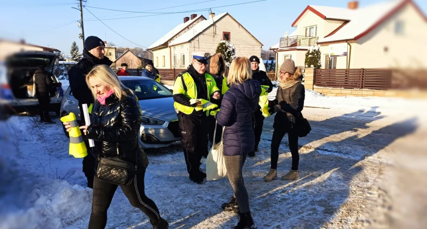 Policjanci z Komendy Powiatowej Policji przez dwa dni rozdawali kamizelki odblaskowe, w ramach w akcji „Świeć przykładem”